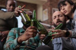 Soy alcohólico social, ¿puedo reducir mi consumo o tengo que dejar de beber?