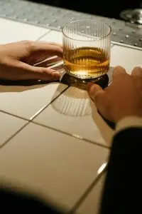 Es pot sortir tot sol de l’alcohol?