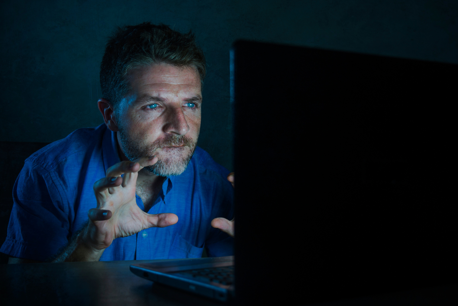Hombre viendo porno en pc